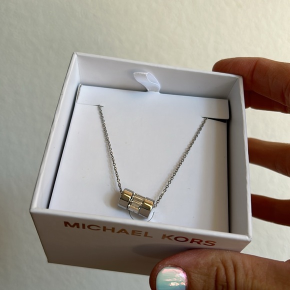 NWT Michael Kors silver necklace - Picture 5 of 6